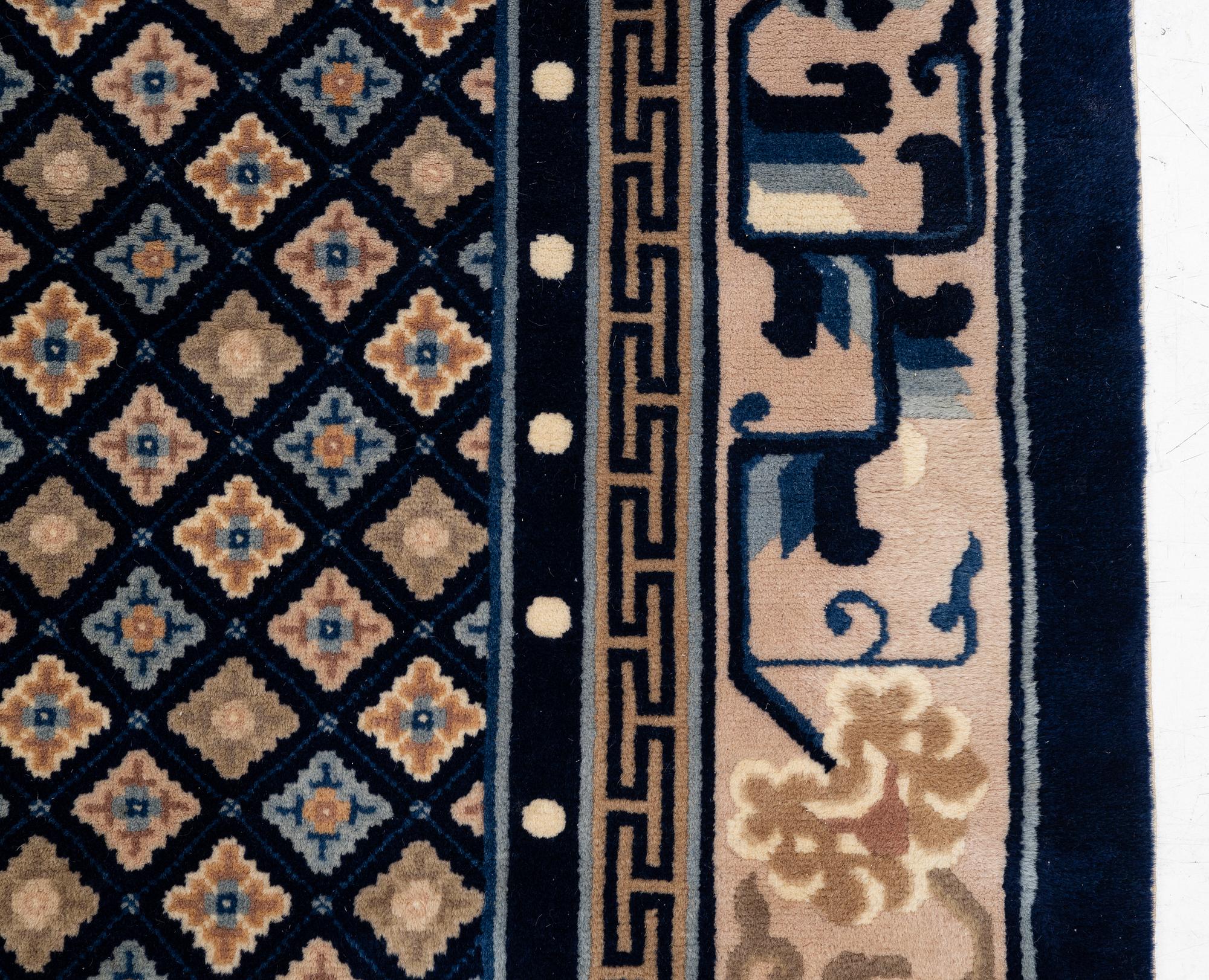 Carpet China, approx. 290 x 190 cm.