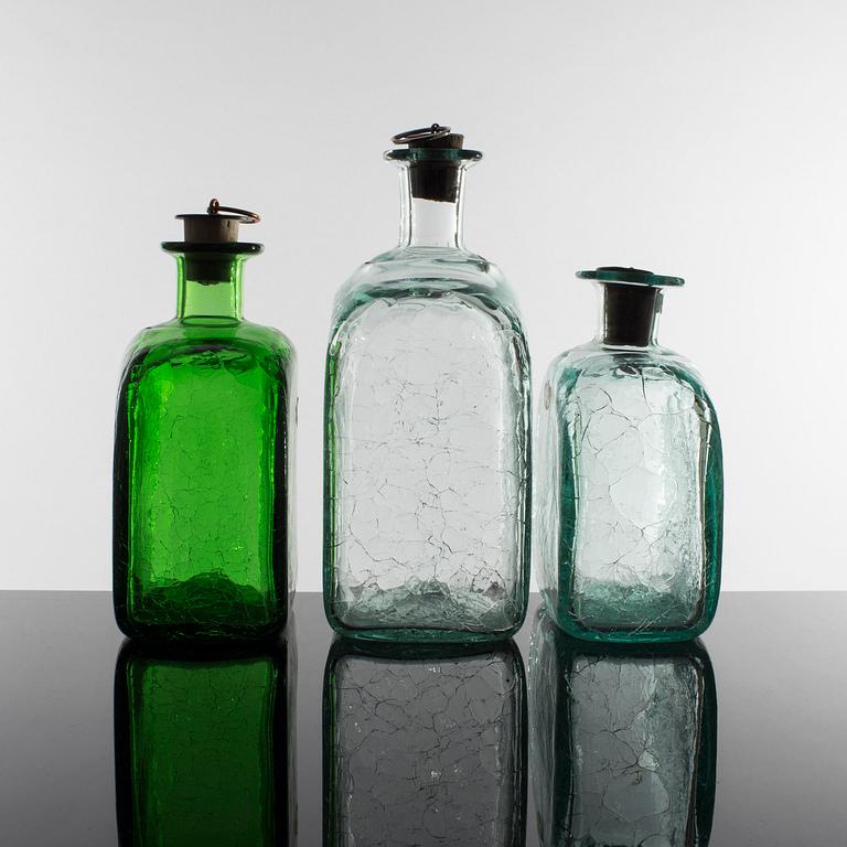 KARAFFER 7 st, sejdlar 2 st, potta och fyllehund, bl a Stockholms glasbruk, Skansen, Ture Berglund.