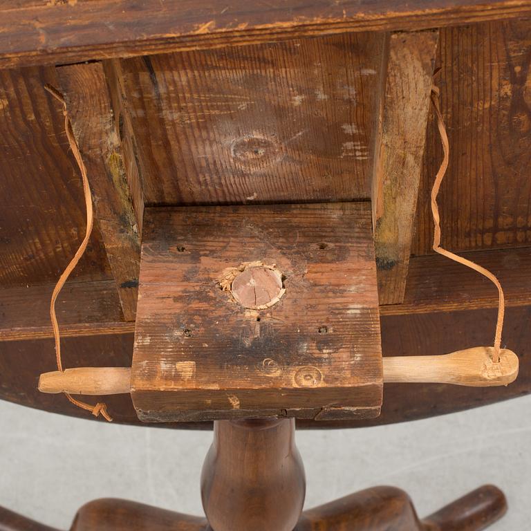 A tilt top table by Jacob Sjölin, master in Köping and Kungsör, Sweden, 1767 - 1785.