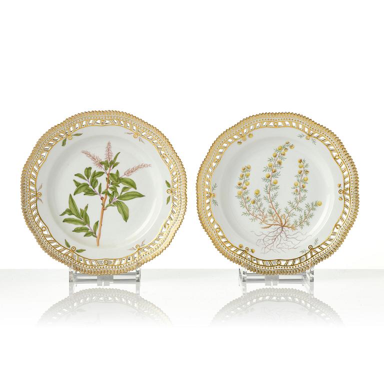 Tallrikar, 11 stycken, porslin. Royal Copenhagen,,' Flora Danica', Danmark, 1900-tal.