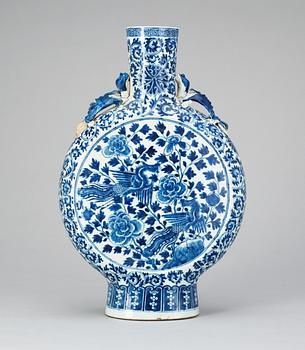 373. A blue and white pilgrim bottle, late Qing dynasty (1644-1914).