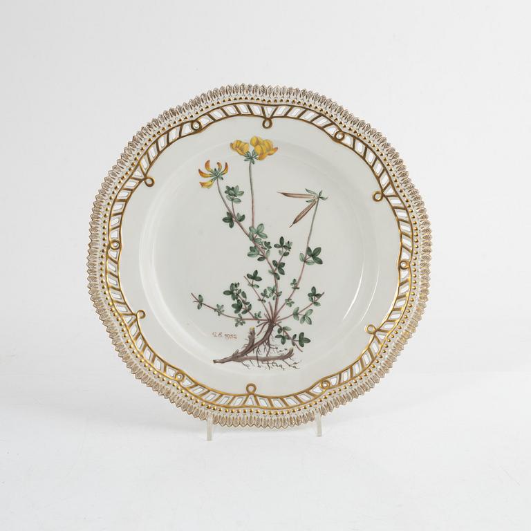 A set of three porcelain plates, Hausmalerei, Royal Copenhagen, Denmark.