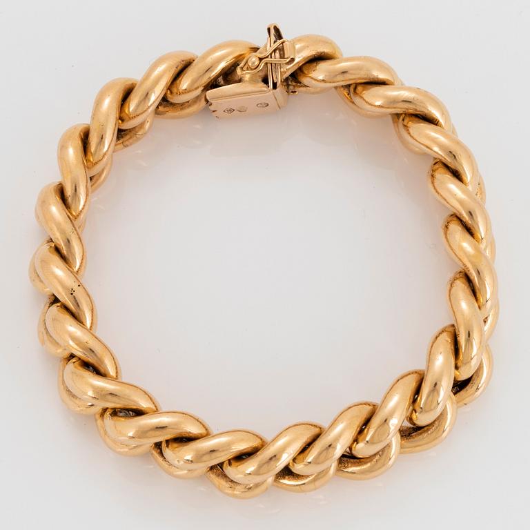 An 18K gold curb-link bracelet.