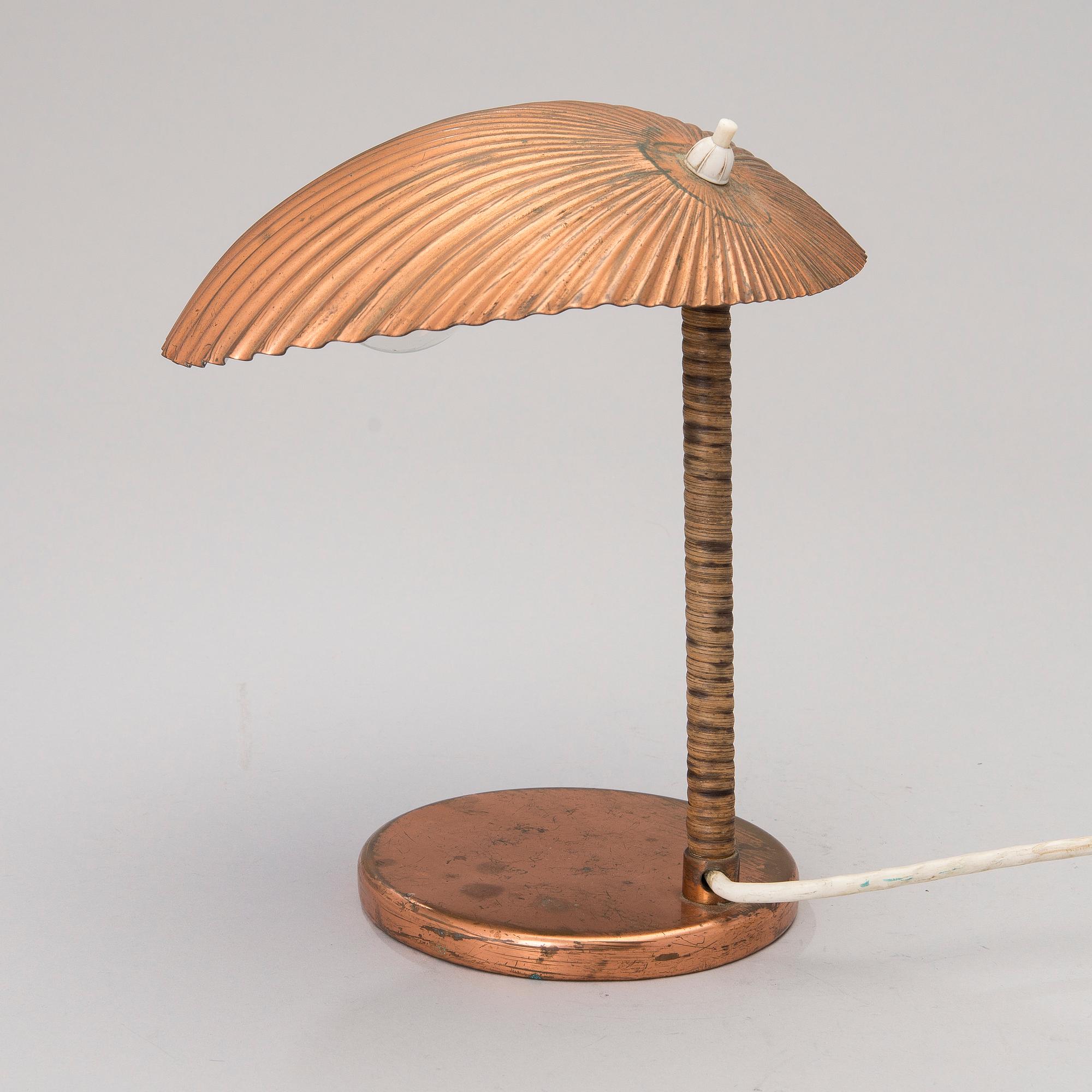 A 5321 desk lamp, "Shell", manufactured by Taito Oy. Designed in 1938/39.