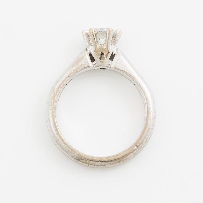 Ring in 18K white gold set with a round brilliant-cut diamond.