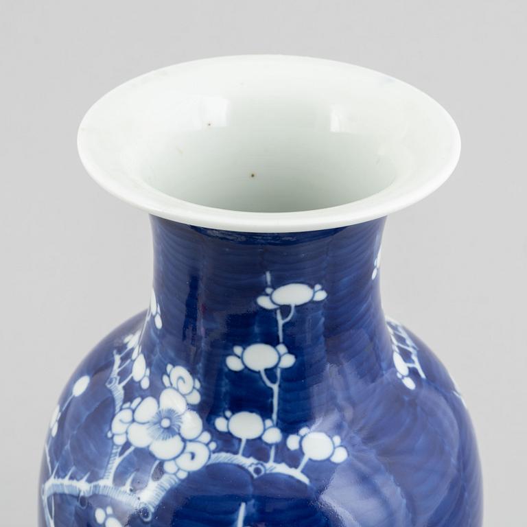 Four porcelain pieces, China, 19th and 20th century.