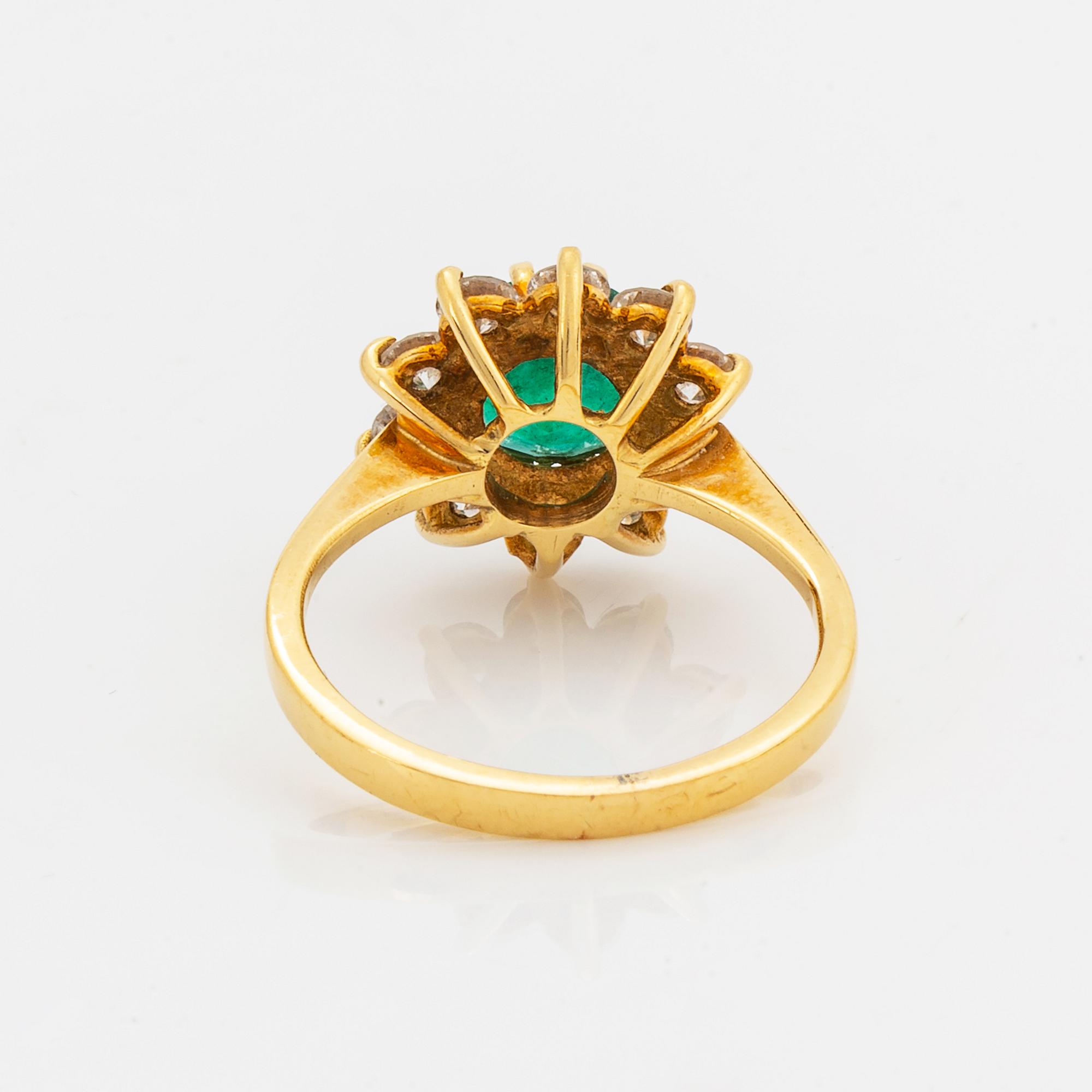 Ring carmoséring med smaragd och krans av briljanter.