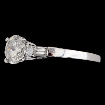 RING, 18 k vitguld, solitär briljantslipad diamant ca 1.00 ct, 2 baguetteslipade diamanter tot ca 0.16 ct.