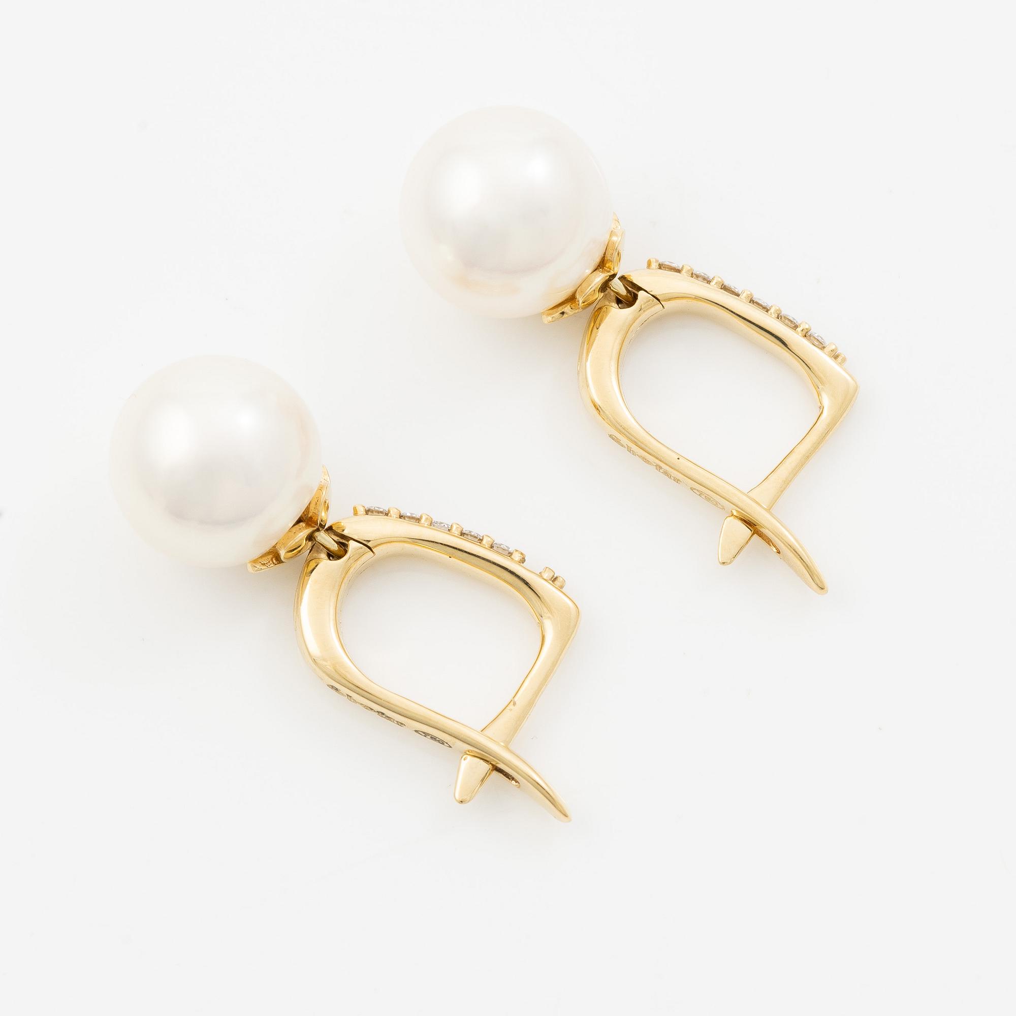Earrings in 18K gold with cultured Akoya pearls and brilliant-cut diamonds.