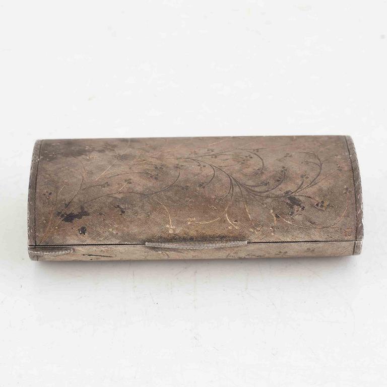 Puderdosa samt cigarettetui, silver, bl a Finland 1912.