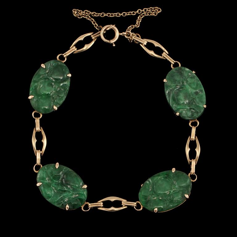 ARMBAND, 14k guld med skuren nefrit, omkring 1900-talets mitt. Vikt 7 g.