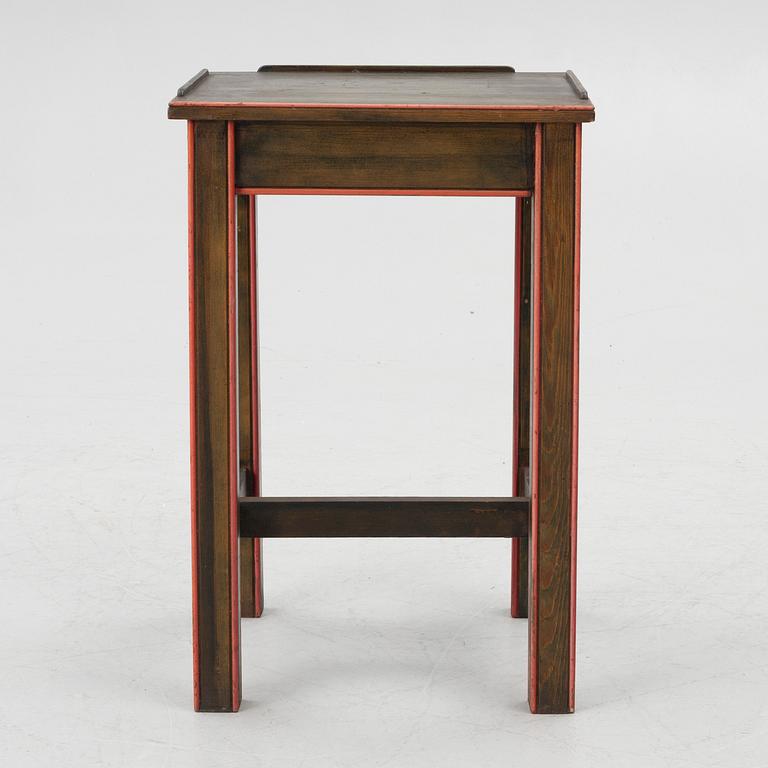 Sängbord, jugend, daterad AD 1908.