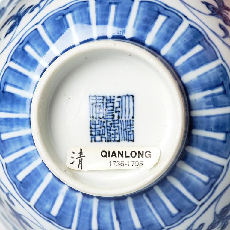Skål, porslin. Qingdynastin, med Qianlongs märke och period (1736-95).