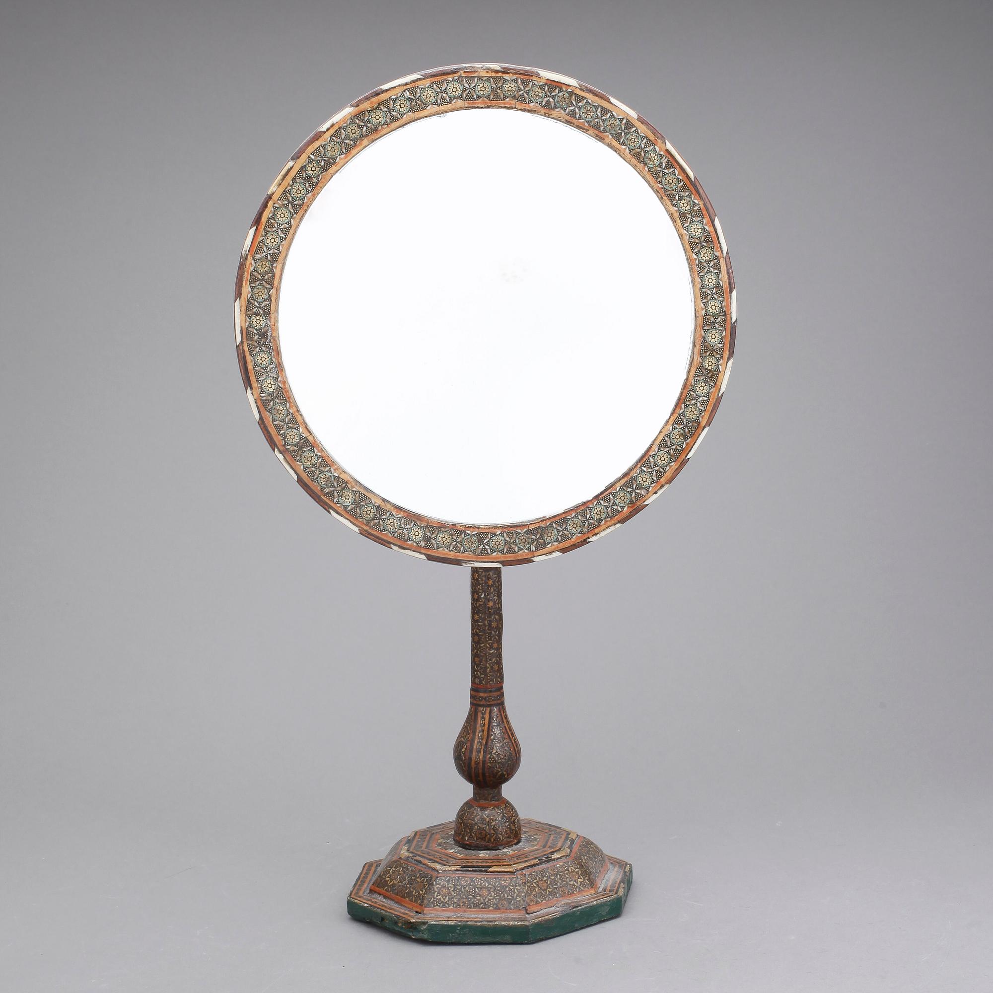 SKRIN samt Spegel, sannolikt Syrien, omkring sekelskiftet 1900.