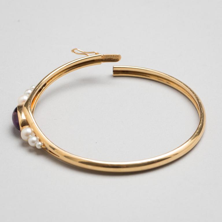 ARMBAND, 18 k guld med cabochonslipad ametist samt odlade pärlor, Alton, Falköping, 1966. Vikt ca 9 gram.