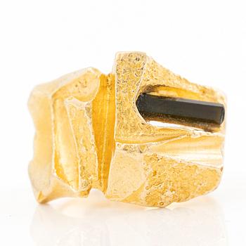 Björn Weckström, Ring, “Turmalinbro”, 18K gold and tourmaline. Lapponia.