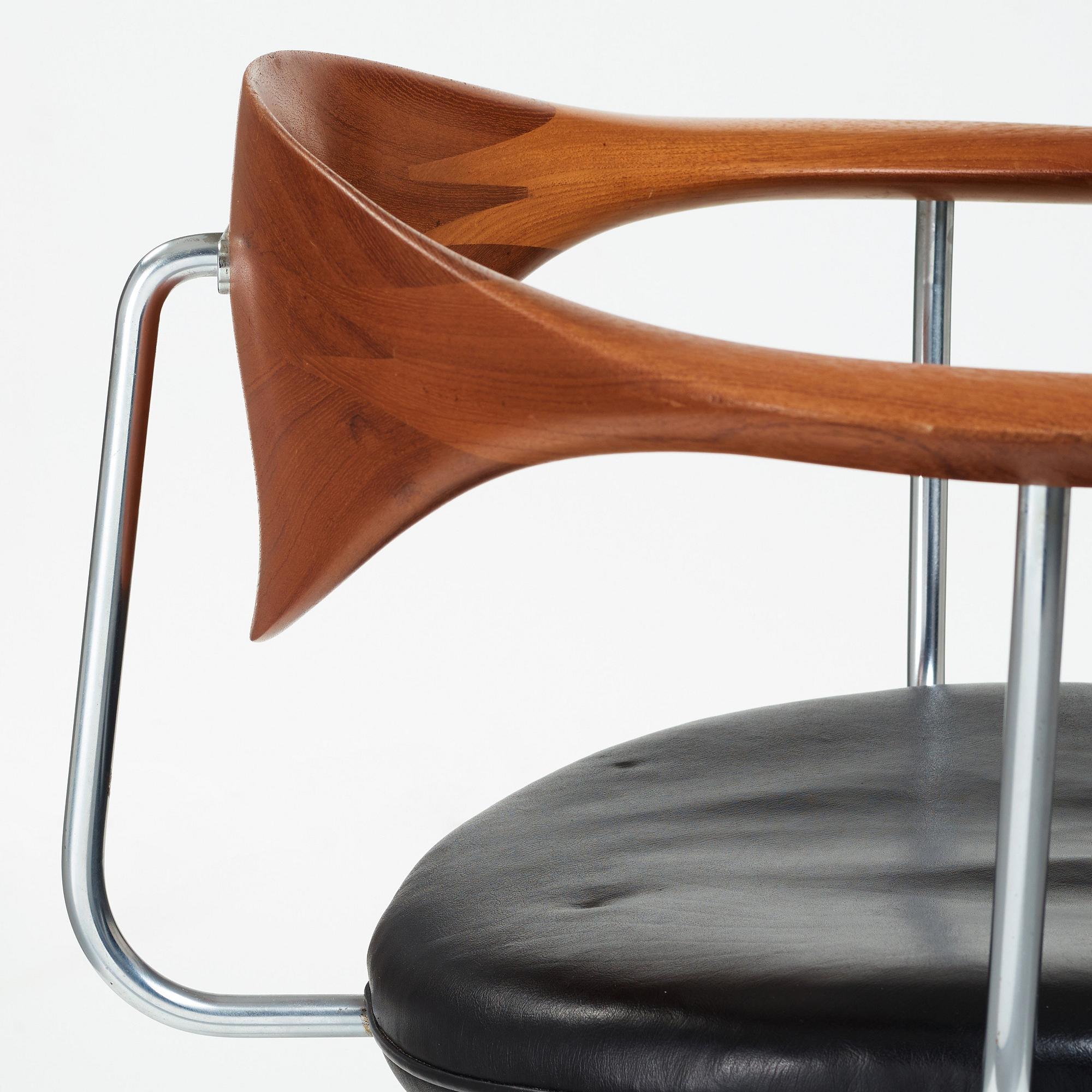 Hans J. Wegner, a "Swivel Chair" /JH502, executed by Johannes Hansen, Denmark 1960's.
