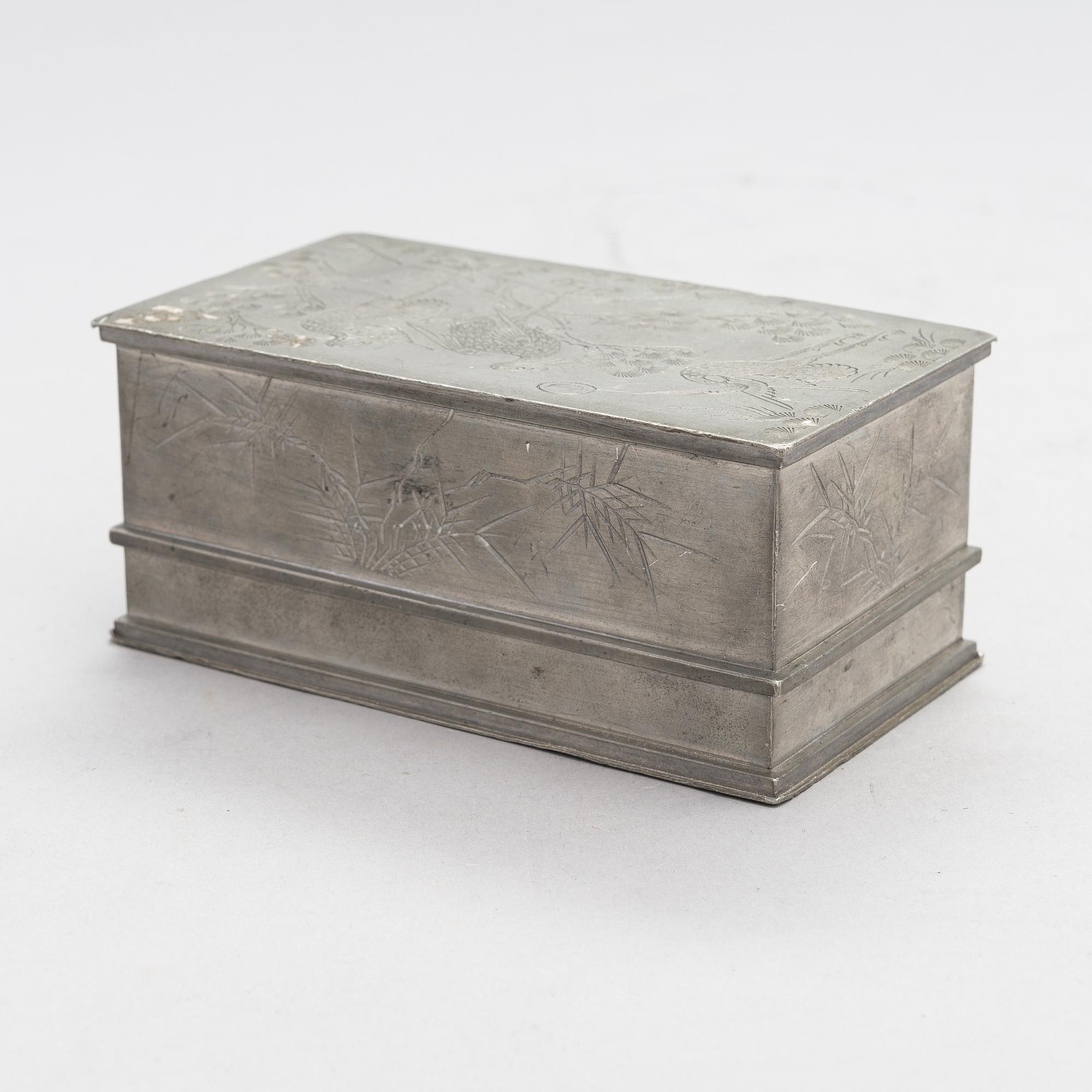 Skrin, tenn, stämplad Kut Hing Pewter, Swatow. Kina tidigt 1900-tal.