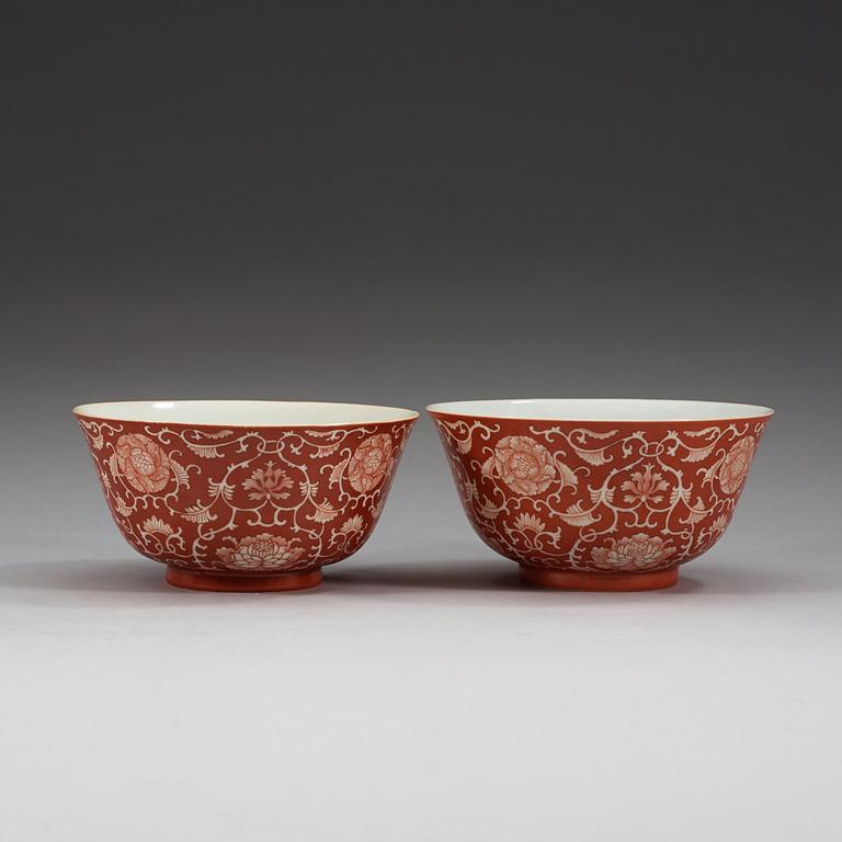 A pair of coral-ground reserve decorated bowls, late Qing dynasty (1644-1912), with Daoguang seal mark.