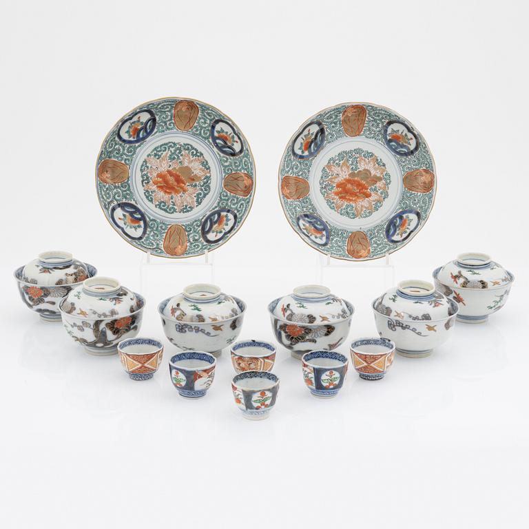 Fat, två stycken, Koppar med lock, sex stycken, sake koppar, sex stycken, porslin. Japan, 1900-tal.