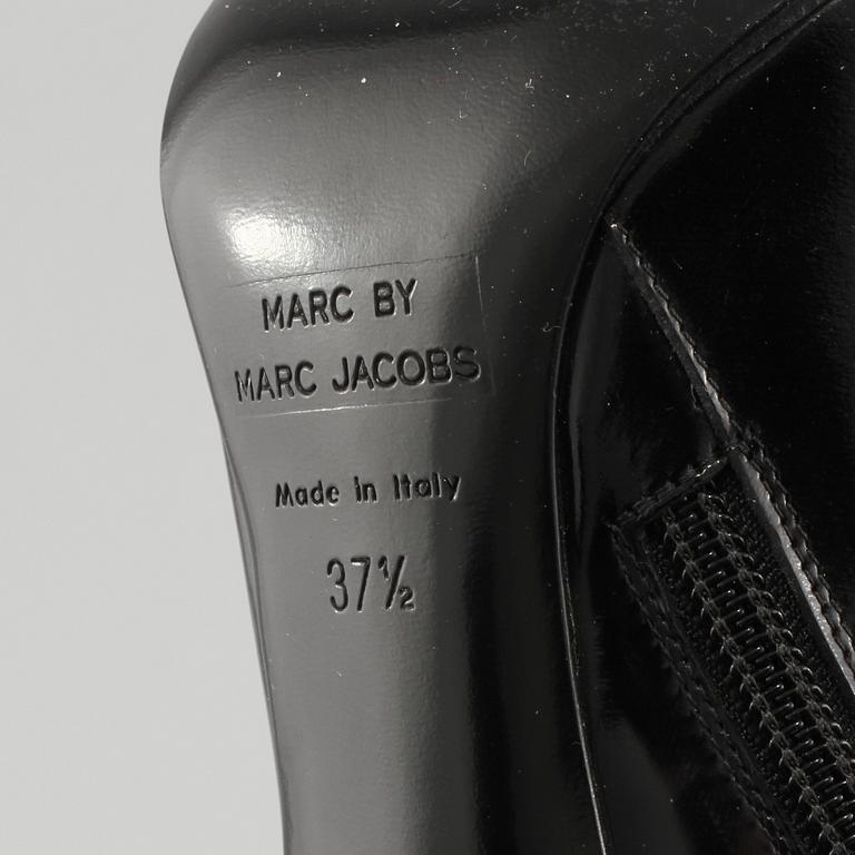 SKOLETTER, Marc by Marc Jacobs.