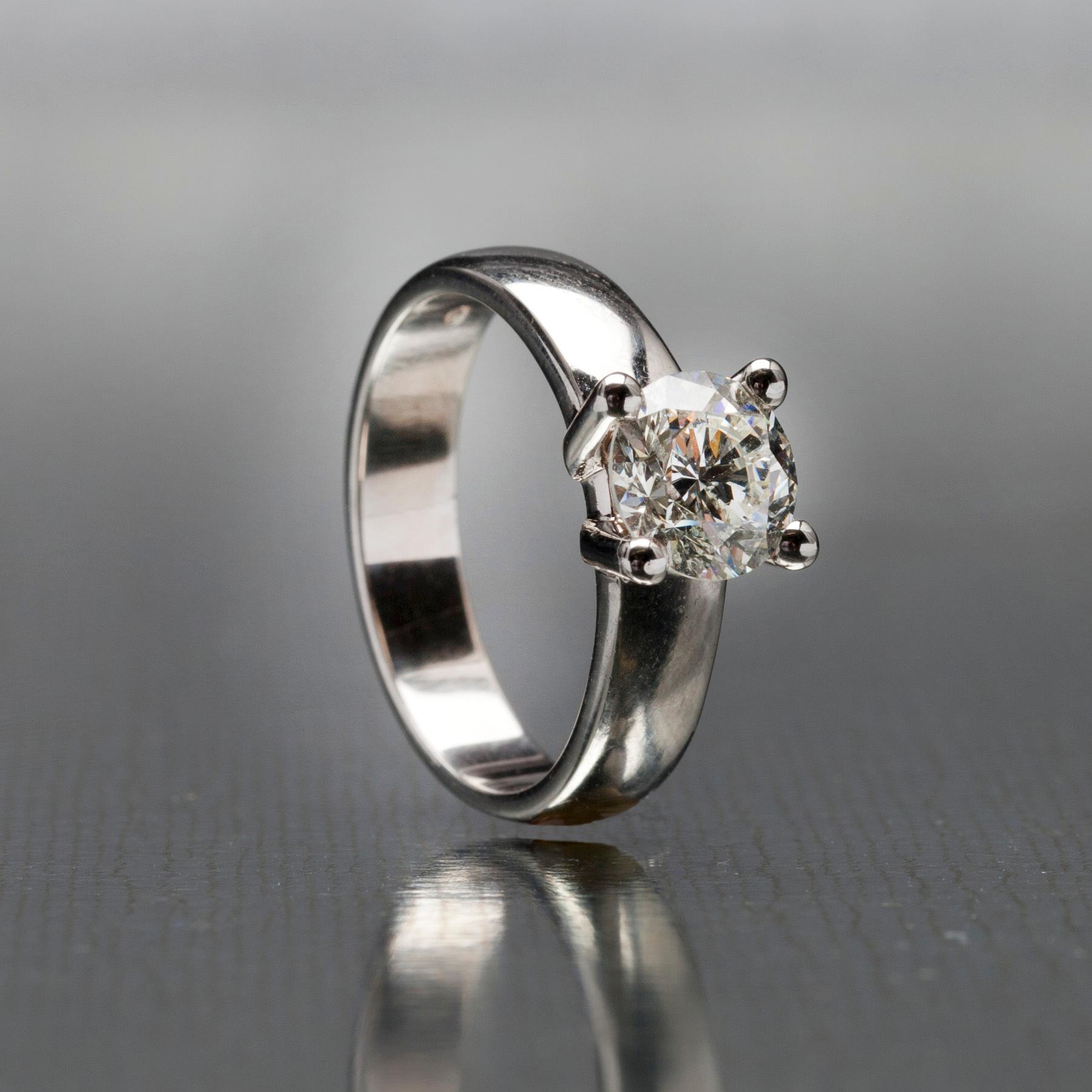 RING, vitguld 14K, briljantslipad diamant 1,58 ct. Vikt 5,67 g. Intyg.