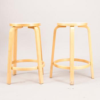 BARSTOLAR, ett par, modell 64, Alvar Aalto, Artek.