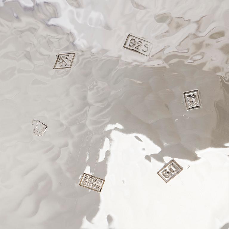 A. Tillander, skål, sterlingsilver och emalj. Helsingfors 2005.