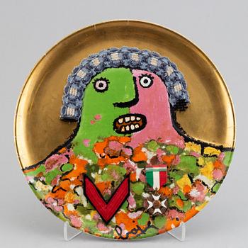 Enrico Baj, A porcelain plate with garter and medals, "L'Ultimo dei Generali", Ceramica Franco Pozzi, number 649/3000.