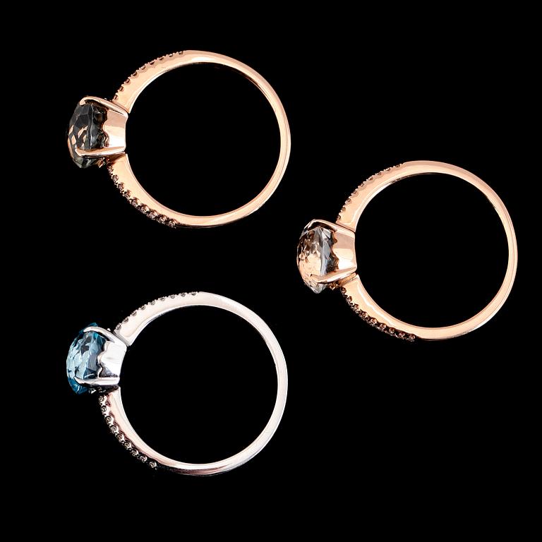 RINGAR, 3 st, 18K rosé/vitguld, vit topas ca 2.70 ct, blå topas ca 2.70 ct, grön ametist ca 2.00 ct.