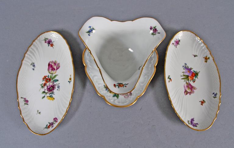 MATSERVIS, 68 delar, porslin, "Sachsisk blomst", Royal Copenhagen.