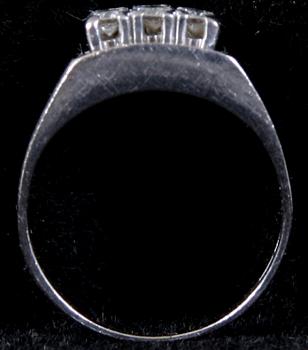 RING, vitguld samt 9 briljanter. Tot vikt 7 gram.