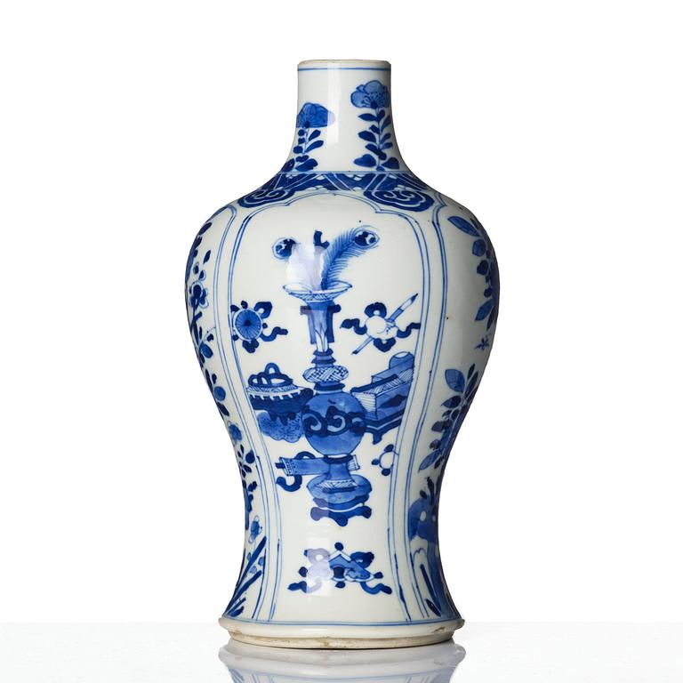 Vas, porslin. Qingdynastin, Kangxi (1662-1722).