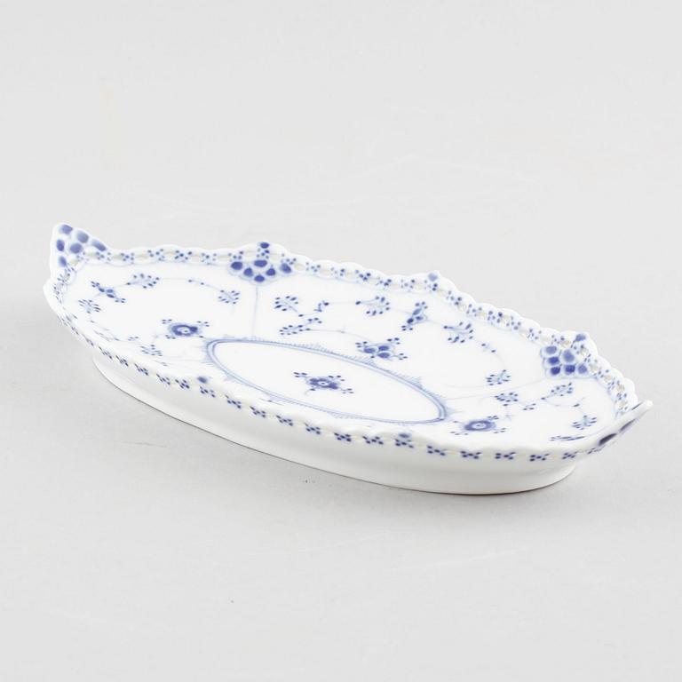 A porcelain coffee set of 29 pcs, 'Musselmalet', Royal Copenhagen, Denmark, first half of the 20th century.