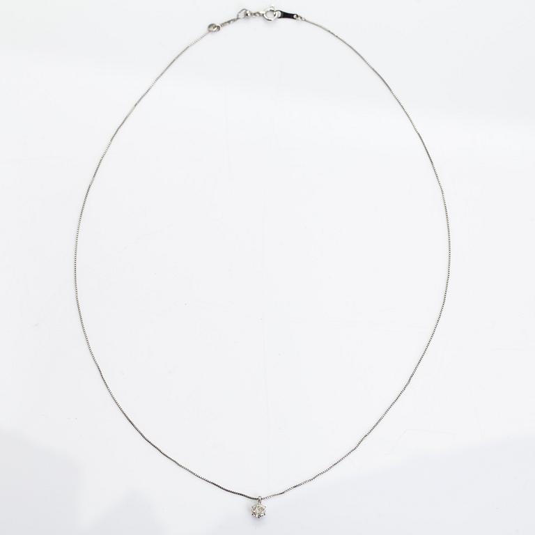 Hänge med kedja, platina och diamant ca 0.329 ct enligt gravyr.