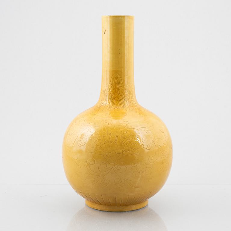 A porcelain vase, China, 20th century.