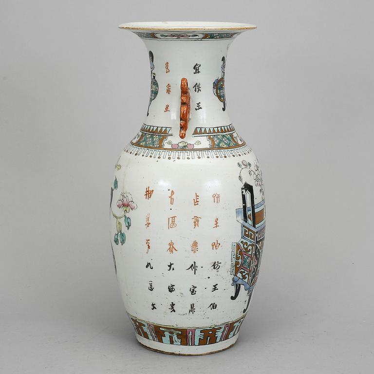 GOLVVAS, porslin. Kina, omkring 1900.