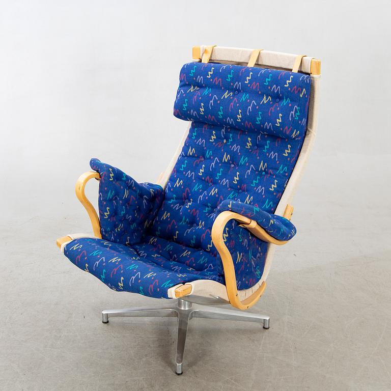 Bruno Mathsson, fåtölj, "Pernilla Roto" (Pernilla 2), 1900-talets andra hälft.