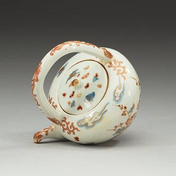 A Japanese imari tea pot with cover, Edo (1603-1868).