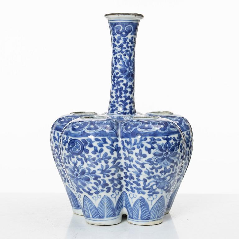 A blue and white tulip vase, Qing dynasty, 19th century.