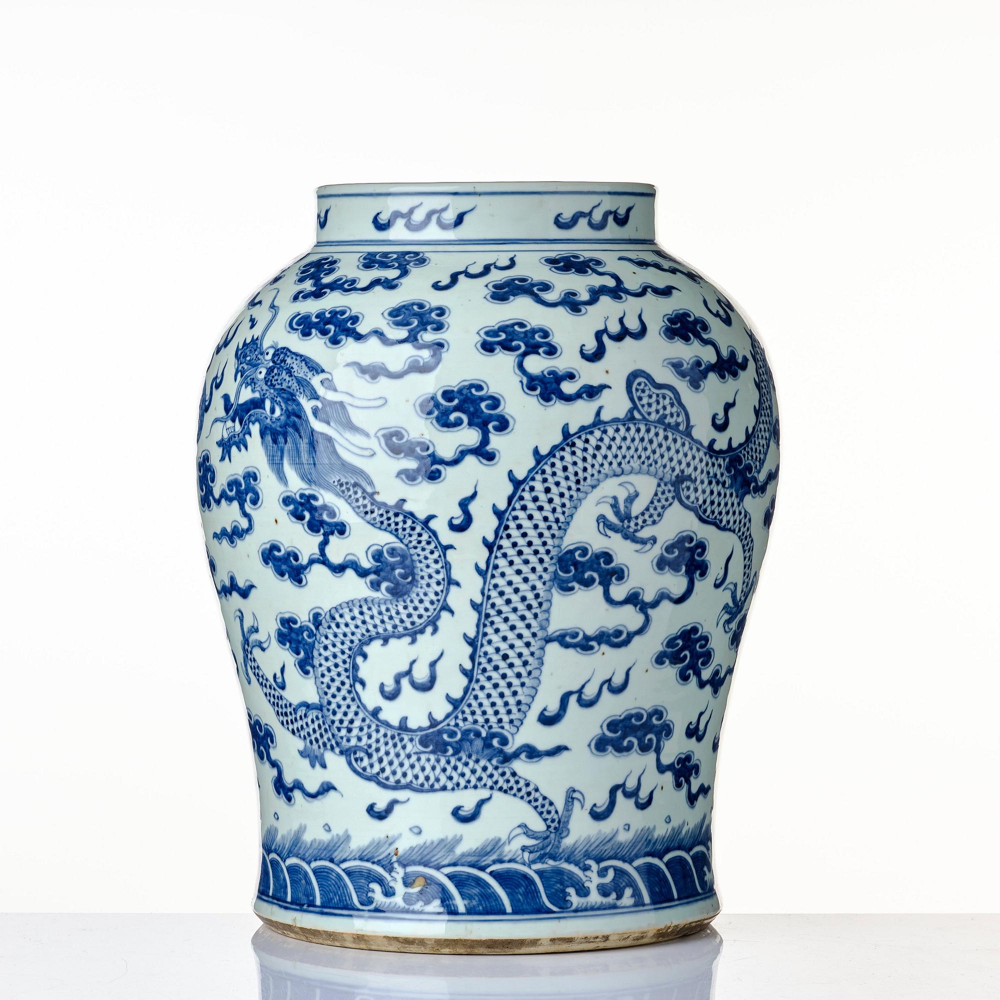 A large blue and white dragon jar, Qing dynasty, 19th Century.