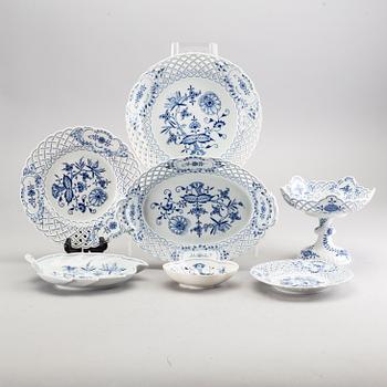 SERVISDELAR, 19 st, porslin, "Lökmönstret", Meissen, Tyskland,