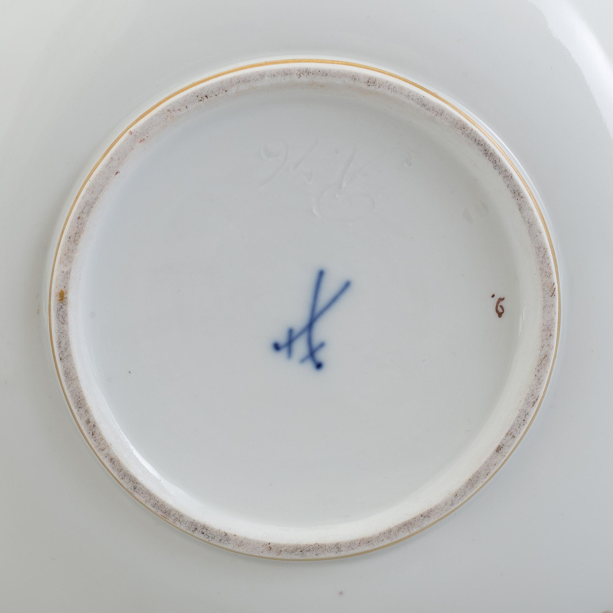 A MEISSEN PORCELAIN JAR AND LID, first half of the 20th century.