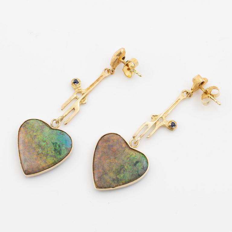 A pair of earrings 14K gold with opal.