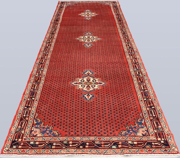 A Sarouk runner, approx. 372 x 115 cm.