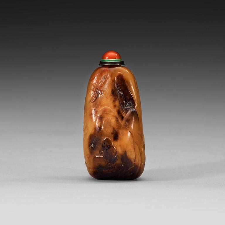 A soapstone snuff bottle with a carved landscape and a nine-character inscription, late Qing dynasty (1644-1912).