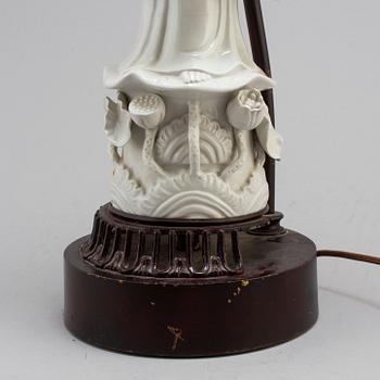 LAMPA, blanc de chine. Kina, 1900-tal.