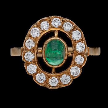 RING, cabochonslipad smaragd och briljantslipade diamanter, tot. ca 0.80 ct. Ryssland.
