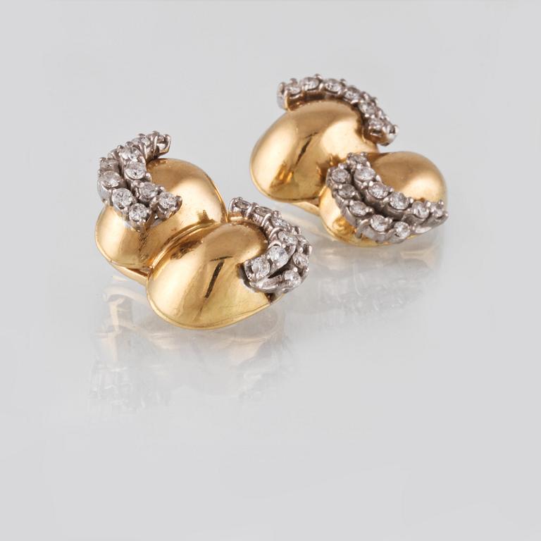 ÖRHÄNGEN, 18K guld samt 22 briljantslipade diamanter ca 2.00 ct. Vikt 24,9 gram.