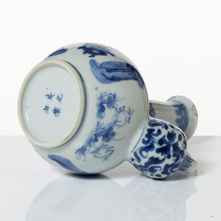 A Chinese blue and white porcelain kendi, Qing dynasty.